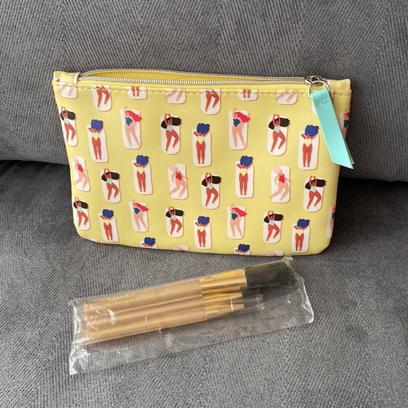 Ipsy Handbags - Ipsy Makeup Bag New with Brushes